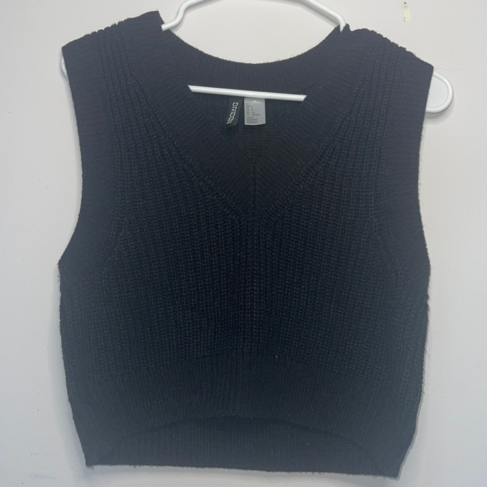 Black cropped sweater vest